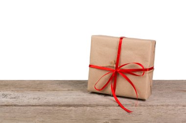 Kağıt beyaz arka plan üzerinde Noel tatil hediye kutusu sarılı