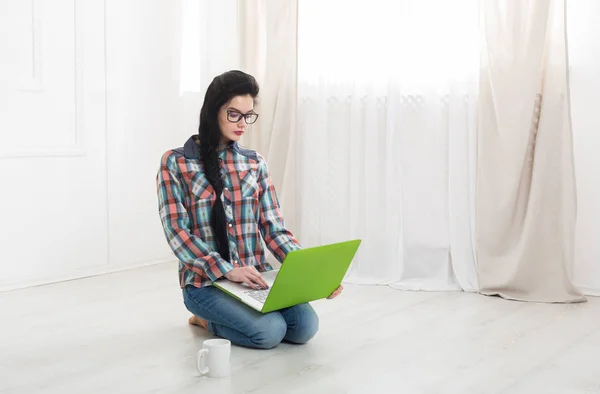 Jeune fille sur le sol avec ordinateur portable, espace de copie — Photo