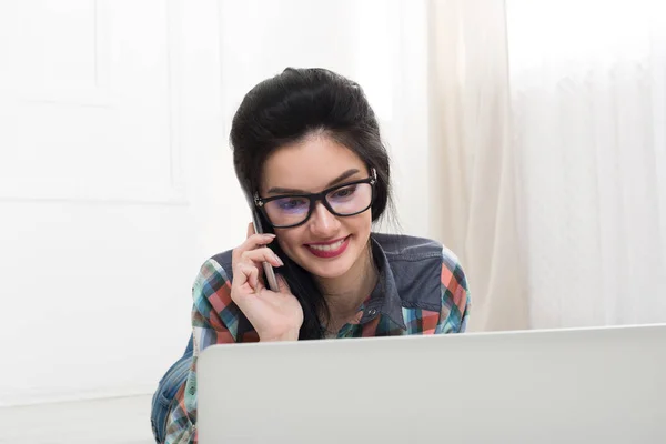 Junges Mädchen mit Laptop-Porträt — Stockfoto