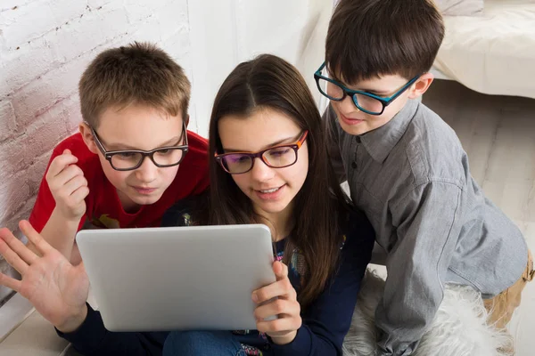 Niños en gafas con tableta, adicción a la computadora — Foto de Stock