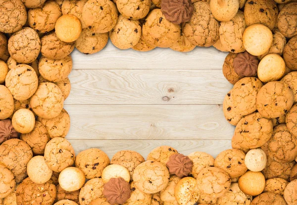 Galletas y galletas en madera marrón con espacio para copiar — Foto de Stock