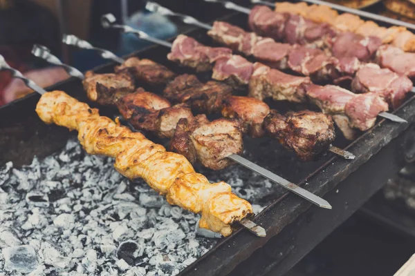 グリルで高速屋台祭、牛肉とチキン ケバブ — ストック写真