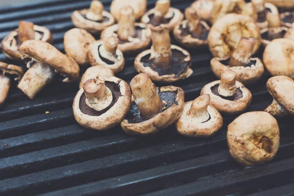 Utcai gyorsétterem fesztivál. Gomba grill sült fém grill — Stock Fotó