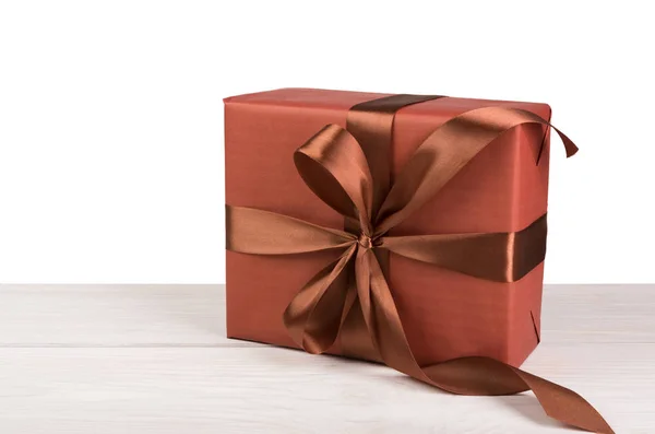 Caja de regalo navideña envuelta en papel sobre madera blanca —  Fotos de Stock