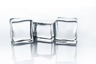 Şeffaf buz küpleri ile beyaz izole arka planda yansıma