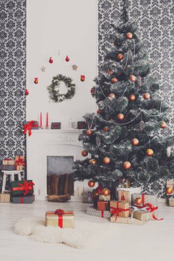 Noel ağacı modern iç mekan, tatil kavramı içinde dekore edilmiştir.