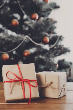 Bir şekilde dekore edilmiş ağaç arka planda, tatil kavramı Noel hediyeleri