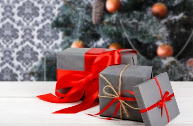 Bir şekilde dekore edilmiş ağaç arka planda, tatil kavramı Noel hediyeleri