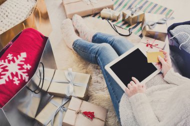 Kadın alışveriş online kredi kartıyla, üstten görünüm