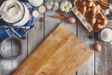 Rustik ahşap arka plan üzerinde fırın malzemeleri