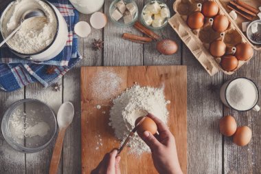 Rustik ahşap zemin üzerine hamur üstten görünüm yapma