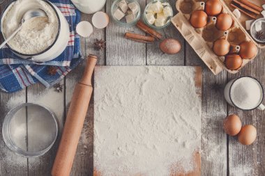 Rustik ahşap arka plan üzerinde fırın malzemeleri