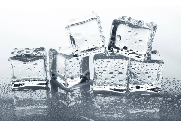 ガラス上の水で透明な氷を削除します。 — ストック写真