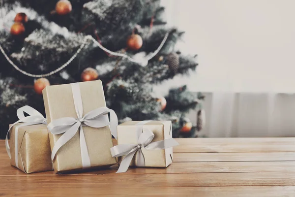 Regalos de Navidad sobre fondo de árbol decorado, concepto de vacaciones — Foto de Stock
