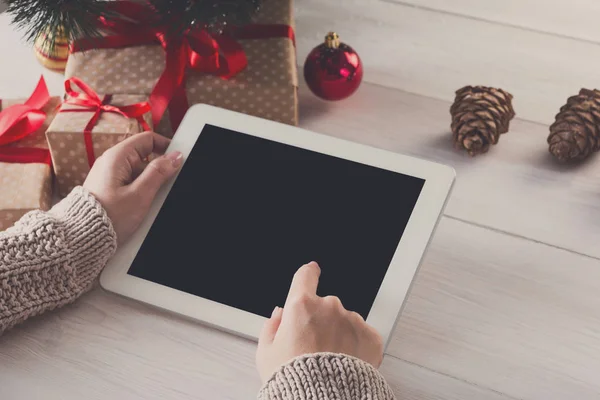 Mujer Navidad compras en línea con la tableta —  Fotos de Stock