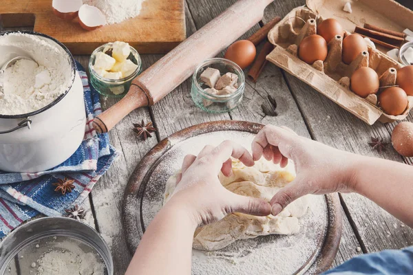 パン、卵、バターおよび小麦粉の材料を調理 — ストック写真