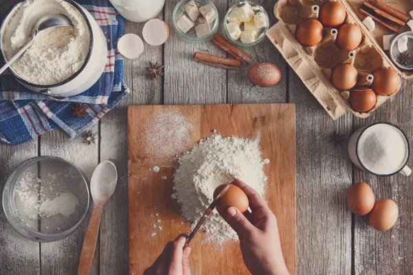 Rustik ahşap zemin üzerine hamur üstten görünüm yapma