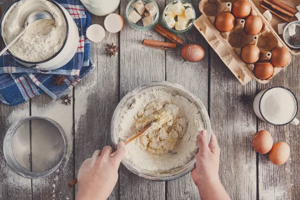 Rustik ahşap zemin üzerine hamur üstten görünüm yapma