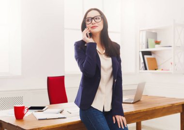 İş konuşalım, kadın ofiste telefonla danışmanlık