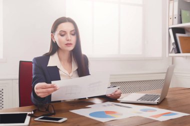 İş kadını okuma belgeyi office masaüstü