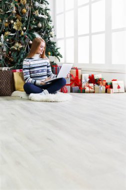 Genç kadın rahat Noel iç alışveriş online