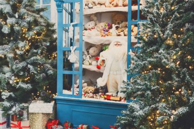 Noel geliyor. Süslü çam ağaçları ve arka plan sunar