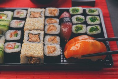 Yemek suşi ve rulo olarak Japon restoranı