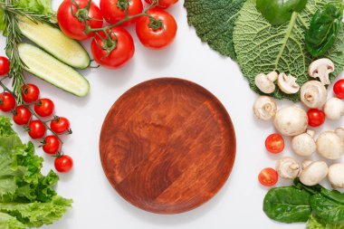 Kahverengi ahşap kesme tahtası, sınır kopya alanı beyaz zemin üzerine taze sebze