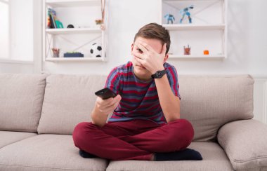 Çocuk evde kanepe korku film izlerken