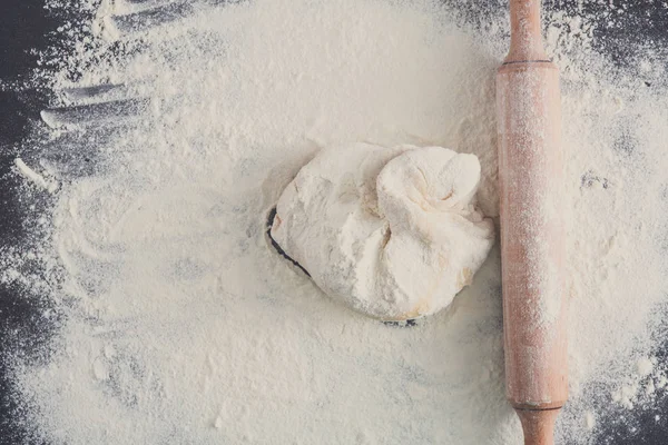 Домашняя пекарня, крупный план сырого теста — стоковое фото