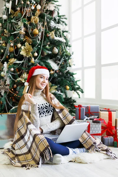 若い女性が居心地の良いクリスマスのインテリアでオンライン ショッピング — ストック写真