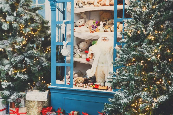 Julen kommer. Inredda fir trees och presenterar bakgrunden — Stockfoto