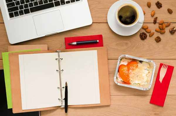 Healthy food delivery, lunch box with diet meal — Stock Photo, Image