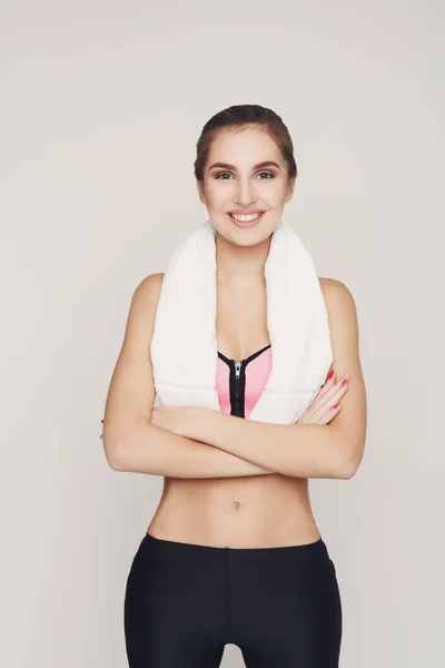 Γυναίκα όμορφη νεαρή άθλημα με πετσέτα — Φωτογραφία Αρχείου