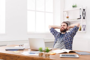 Genç işadamı modern beyaz ofis içinde laptop ile gülümsedi