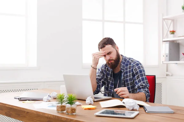 Moe benadrukt mannelijke programmeur met laptop in moderne witte kantoor — Stockfoto