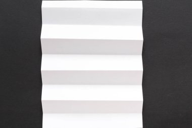 Beyaz kağıt üzerinde siyah arka plan katlanmış.