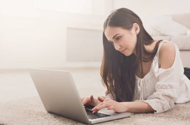 Dizüstü bilgisayar kullanan genç kız