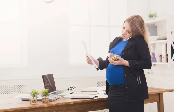 怀孕的商界女强人谈在办公室电话 — 图库照片
