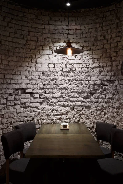 Grunge muur en plafondlamp boven tafel — Stockfoto