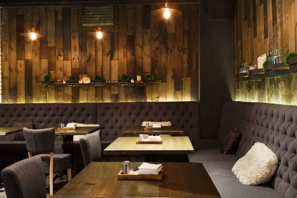 빈티지 나무 로프트 인테리어의 레스토랑 — 스톡 사진