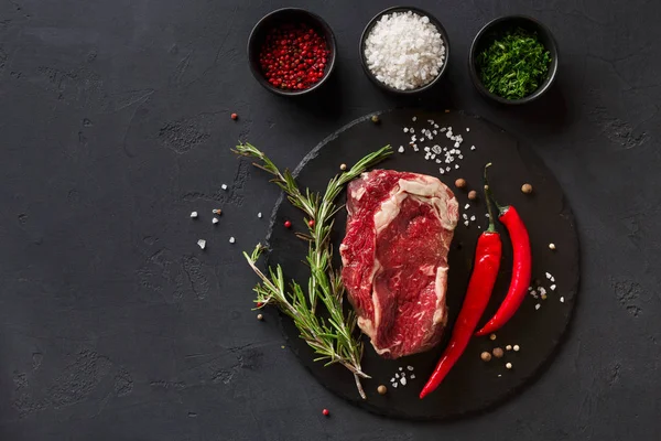 Siyah arka plan üzerine plaka üzerinde baharatlar ile kaburga eti