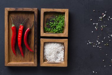 Çeşitli baharatlar ve biber koyu arka plan, üstten görünüm, ahşap kutularındaki alan kopyalayın