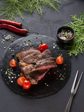 Karanlık plaka üzerinde nadir kaburga eti.