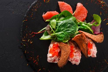 Gurme deniz ürünleri aperatif siyah plaka üzerinde kapat