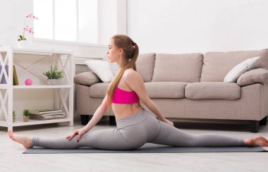 Kadın eğitim yoga maymun poz.