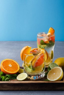 Narenciye içecekler ve meyve renkli yaz arka plan
