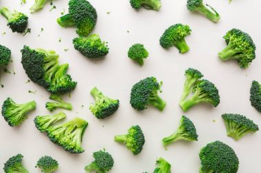 Beyaz arka plan üzerinde brokoli ile desen.