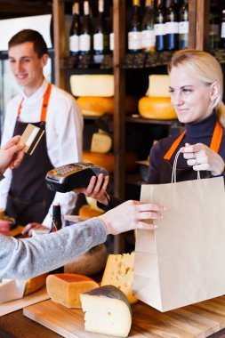 Bakkal dükkanı beyaz peynir sırasını için ödeme müşteri.