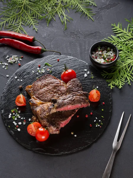 Karanlık plaka üzerinde nadir kaburga eti.